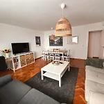 Piso En El Centro Hasta 8 Pax Con Garaje, Gimnasio, Ludoteca Y Salas De Reuniones