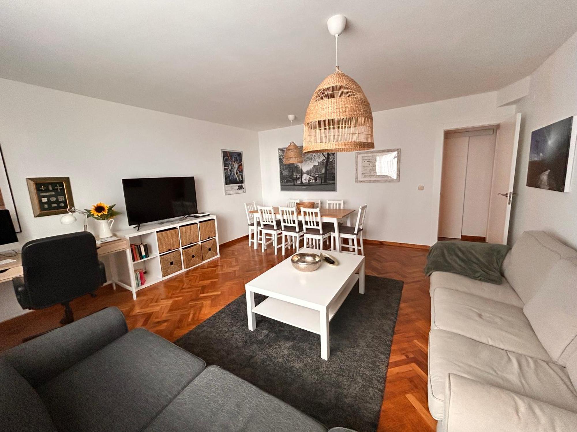 Piso En El Centro Hasta 8 Pax Con Garaje, Gimnasio, Ludoteca Y Salas De Reuniones Apartamento *